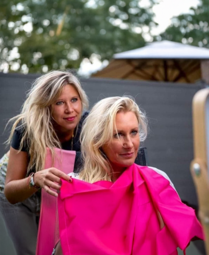 Femme recevant une analyse couleur personnelle avec nuancier saison et étude du visage
