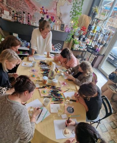 Atelier créatif à Namur en cours avec participants adultes en pleine création